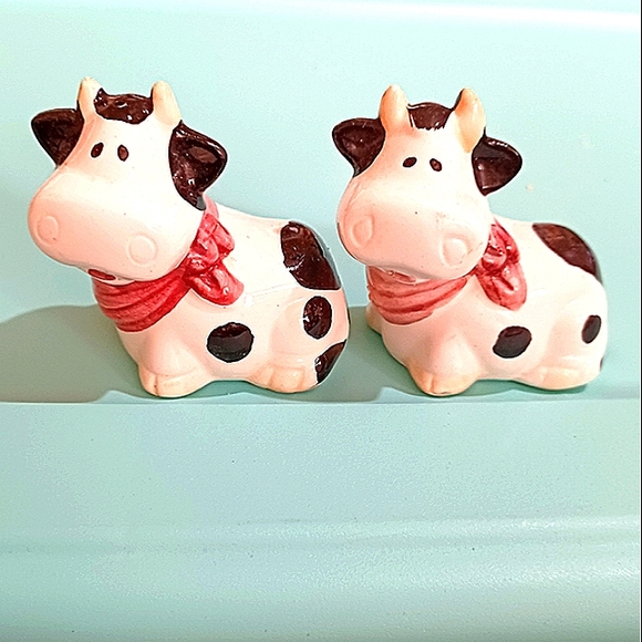 Unbranded Other - COW Ceramic Sal & Pepper Shakers EUC